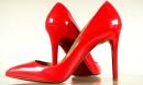 婚鞋红色高跟真皮：广告素材视角2一双崭新红色高跟鞋近拍特写
