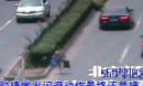 56城事拍客 北京作死女衣服遮头防晒横穿马路被撞飞当场身亡