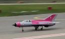 粉红色的米格21涡喷模型飞机飞行表演