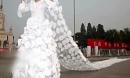 冬季婚纱新娘：北京艺术家999副口罩自制10米婚纱 化身雾霾新娘嫁给蓝天